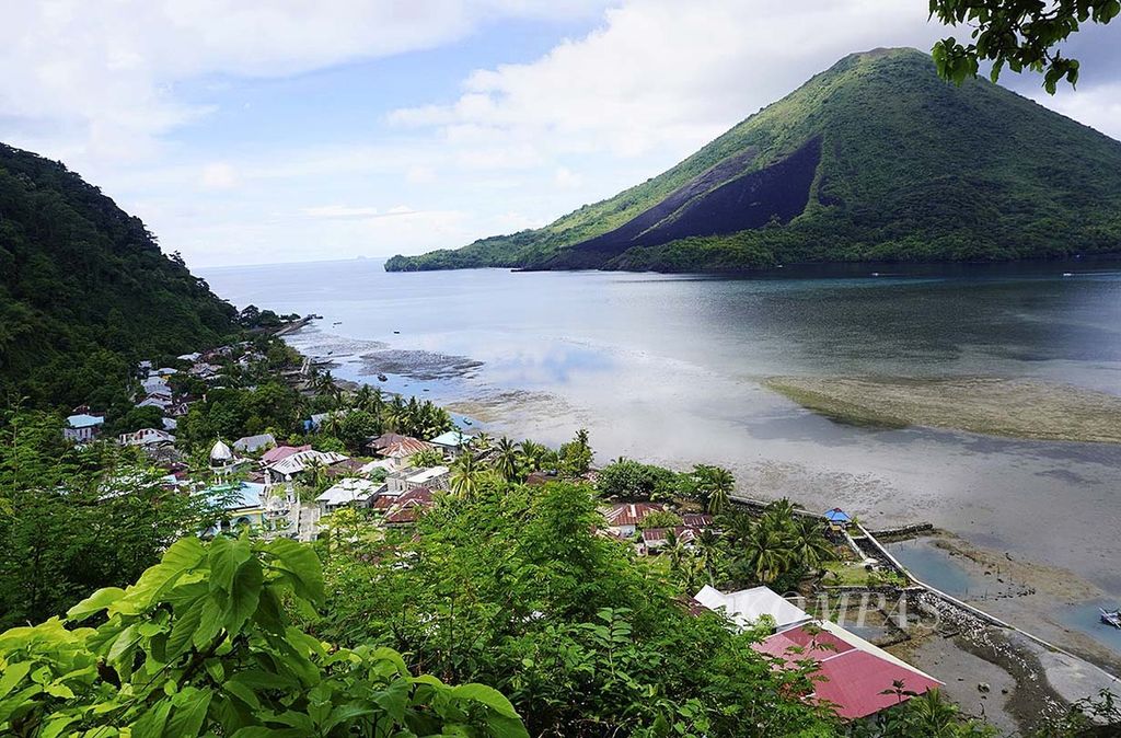 Pulau Gunung Api terlihat dari Pulau Banda Besar, Kabupaten Maluku Tengah, Maluku, akhir November 2016. Banda Neira merupakan pulau penghasil pala yang termasyhur pada abad ke-16.