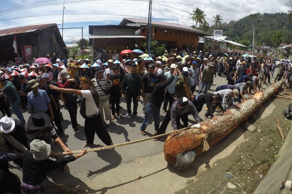 Warga mengikuti upacara adat <i>naheik pamau</i> alias menarik kayu yang digelar memperingati 150 tahun Masjid Agung Pondok Tinggi, Kota Sungai Penuh, Provinsi Jambi, Minggu (15/9/2024).