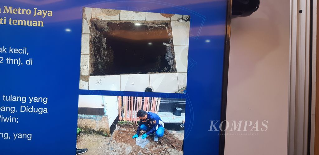 Foto lubang kubur korban penipuan yang berujung pada pembunuhan berantai di Cianjur. Temuan Polda Metro Jaya itu merupakan pengembangan dari kasus pembunuhan keluarga di Bantargebang, Bekasi, Jawa Barat, Kamis (12/1/2023).