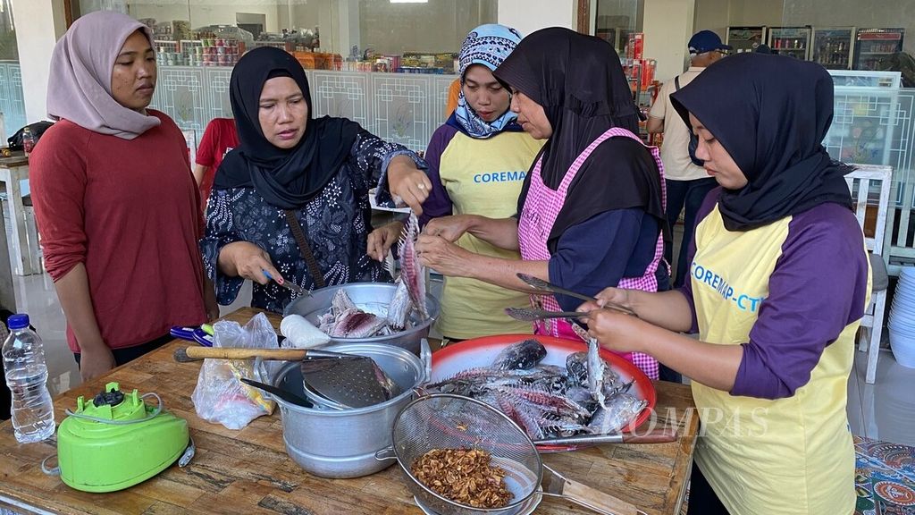 Para perempuan anggota Kelompok Pengolah dan Pemasar Ikan (Poklahsar) di kawasan Gili Air, Lombok Utara, Nusa Tenggara Barat, bekerja sama mengolah ikan untuk dijadikan abon pada Juli 2023 lalu. 