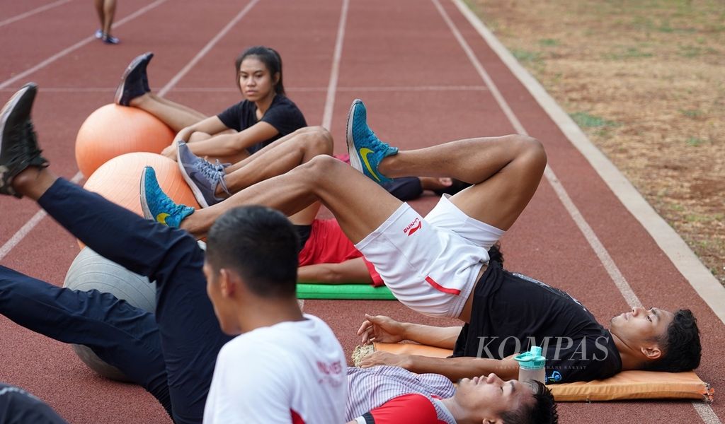 Para atlet lari jarak pendek mengikuti sesi latihan penguatan otot di Pelatnas PB PASI di Stadion Madya Gelora Bung Karno, Jakarta, Senin (26/8/2019). Penguatan otot ini menjadi salah satu latihan penting untuk meningkatkan performa atlet, terutama menghadapi kejuaraan-kejuaraan kelas dunia.