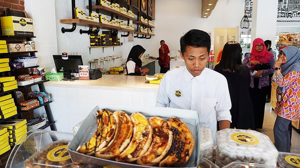Pie pisang yang dijual di  salah satu gerai oleh-oleh di Kota Bandar Lampung, Lampung, Jumat (28/4). Olahan berbahan dasar pisang dipadu dengan adonan pastry dan aneka toping ini banyak diminati sebagai oleh-oleh khas Lampung.