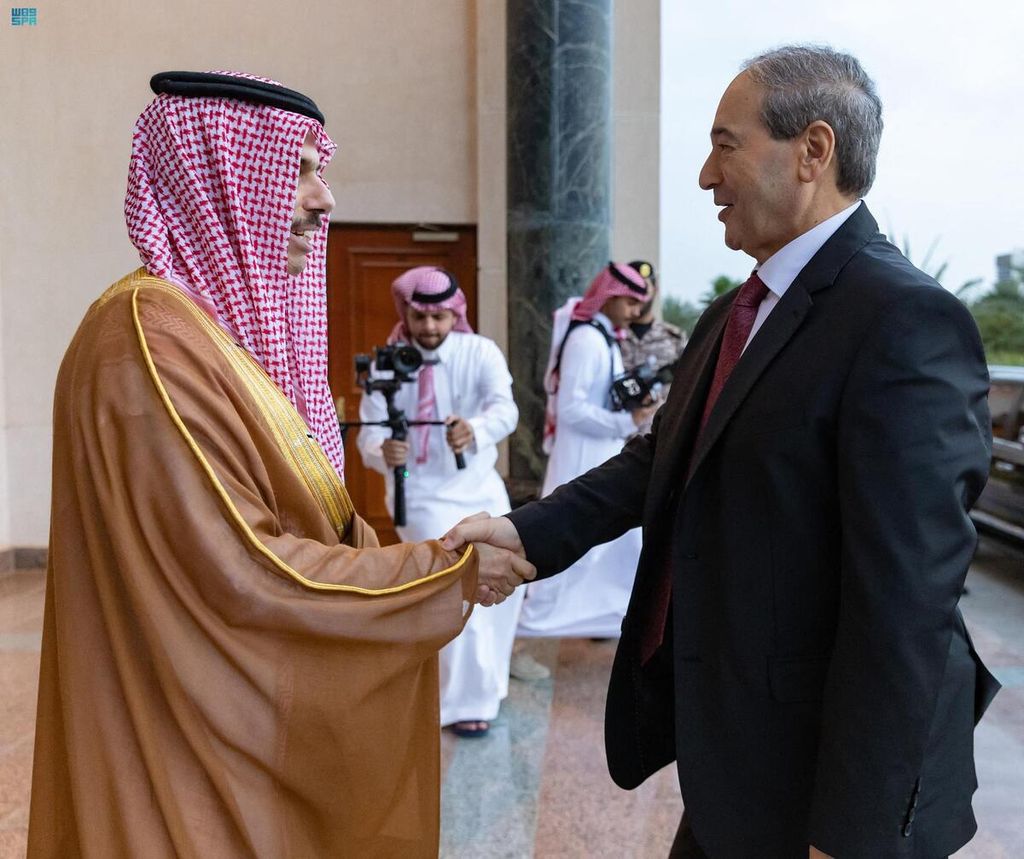 Menteri Luar Negeri Suriah Faisal Mekdad disambut Menlu Arab Saudi Pangeran Faisal bin Farhan di Jeddah, Arab Saudi, Rabu (12/4/2023). 