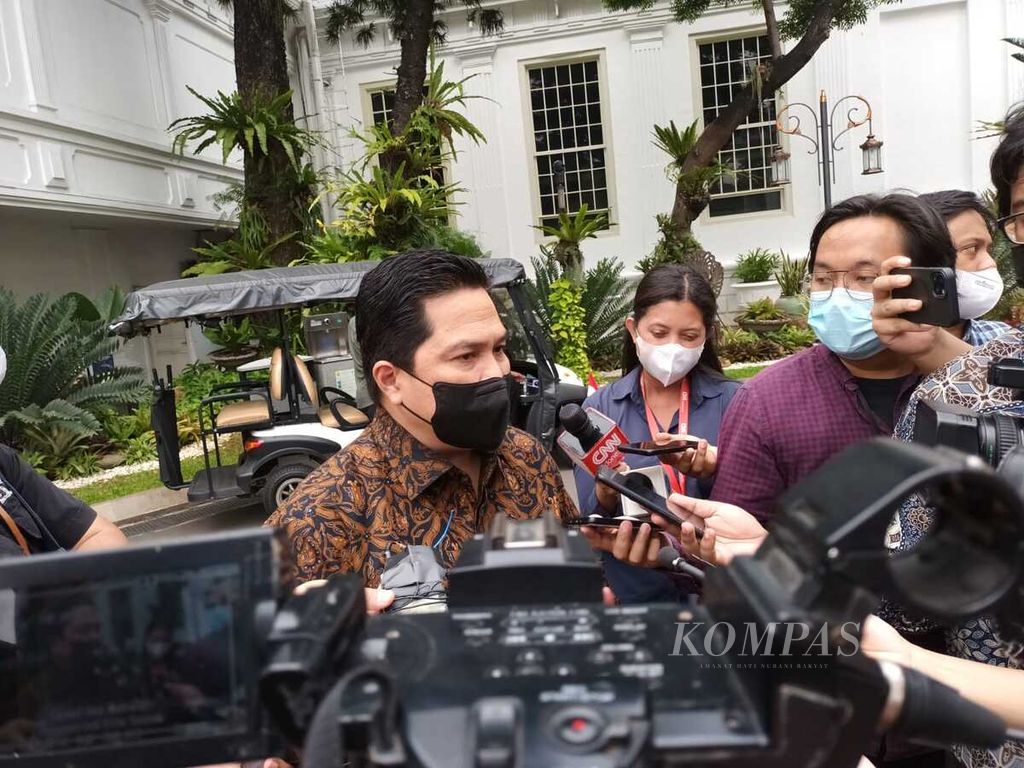 Menteri Badan Usaha Milik Negara Erick Thohir saat memberikan keterangan kepada media di Kompleks Istana Kepresidenan, Jakarta, Selasa (11/10/2022).