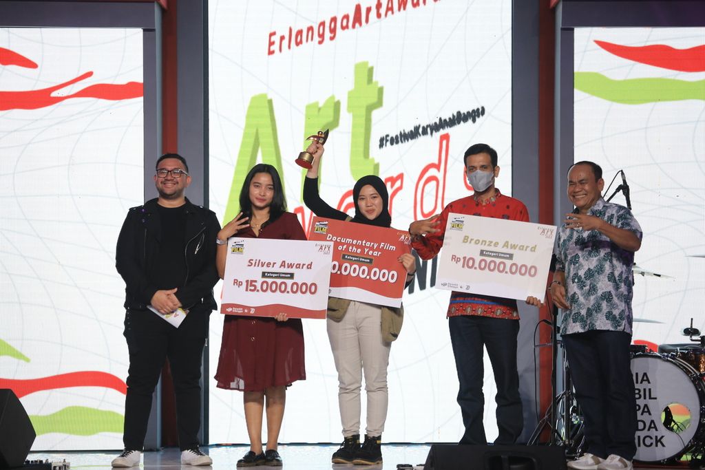 Suasana malam pengumuman pemenang kompetisi seni Erlangga Art Awards di Jakarta, Sabtu (21/5/2022). Kompetisi ini diikuti hampir 6.000 perserta yang terdiri dari pelajar, mahasiswa, dan masyarakat umum. Lomba ini mencakup lomba lukis, foto, instalasi, film dokumenter, serta puisi.