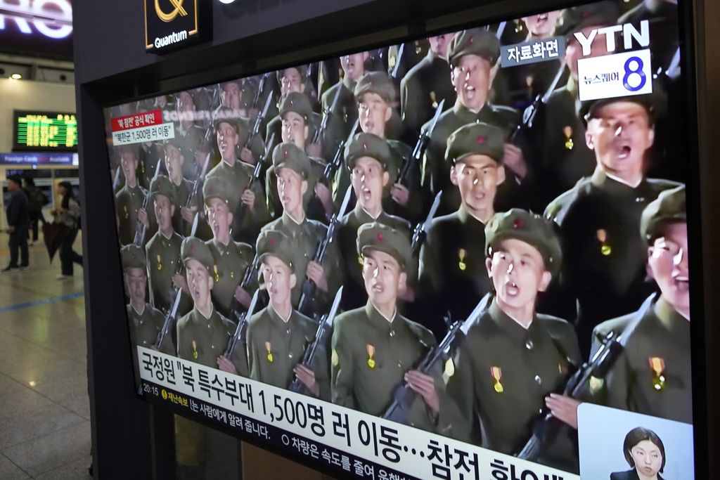 Layar televisi di Stasiun Kereta Seoul, Korea Selatan, Jumat (18/10/2024), menayangkan gambar tentara Korea Utara dalam sebuah program berita. 