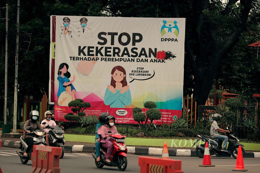Ilustrasi. Warga melintasi baliho ajakan untuk menghentikan kekerasan terhadap perempuan dan anak di pintu masuk Kantor Wali Kota Bekasi, Jawa Barat, Rabu (23/6/2021).