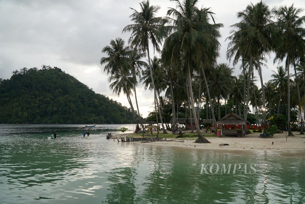 Suasana di Pulau Pasumpahan, Sungai Pisang, Kelurahan Teluk Kabung Selatan, Kecamatan Bungus Teluk Kabung, Kota Padang, Sumatera Barat, Jumat (27/12/2019) sore. Pulau Pasumpahan menjadi salah satu destinasi wisatawan untuk menikmati malam Tahun Baru 2020.