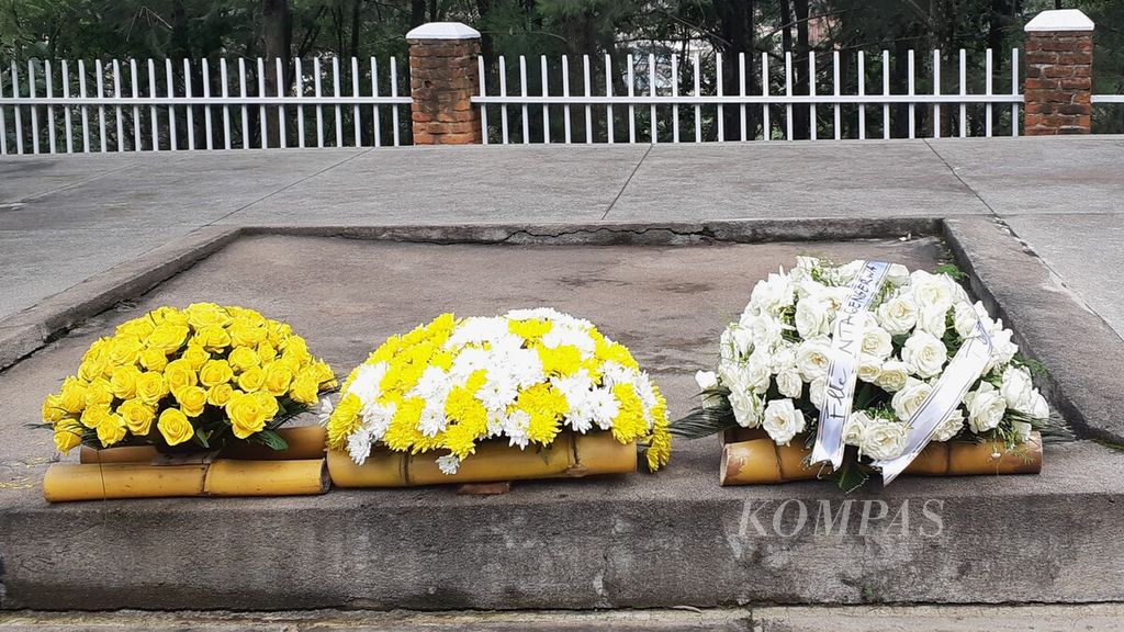 Bunga-bunga disematkan di Kigali Genocide Memorial di kota Kigali, Rwanda, Jumat (3/5/2024), yang pernah menjadi tempat serangan milisi bersenjata dalam tragedi genosida tahun 1994.