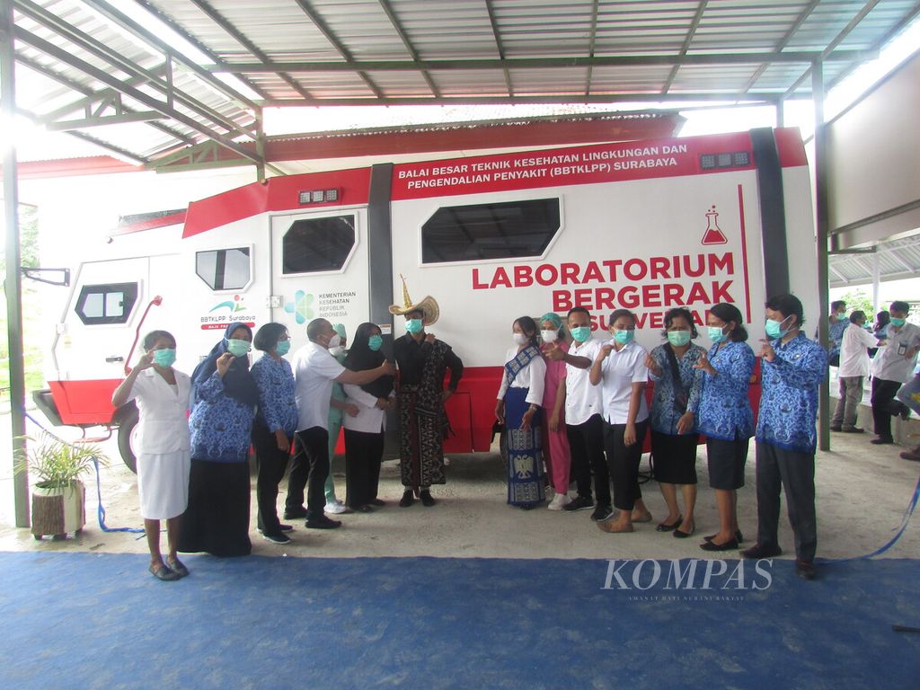 Para tenaga kesehatan dan direktur RS Jiwa Naimata dr Dikson Legho foto bersama di depan mobil PCR di Kupang, Rabu (17/2/2021).