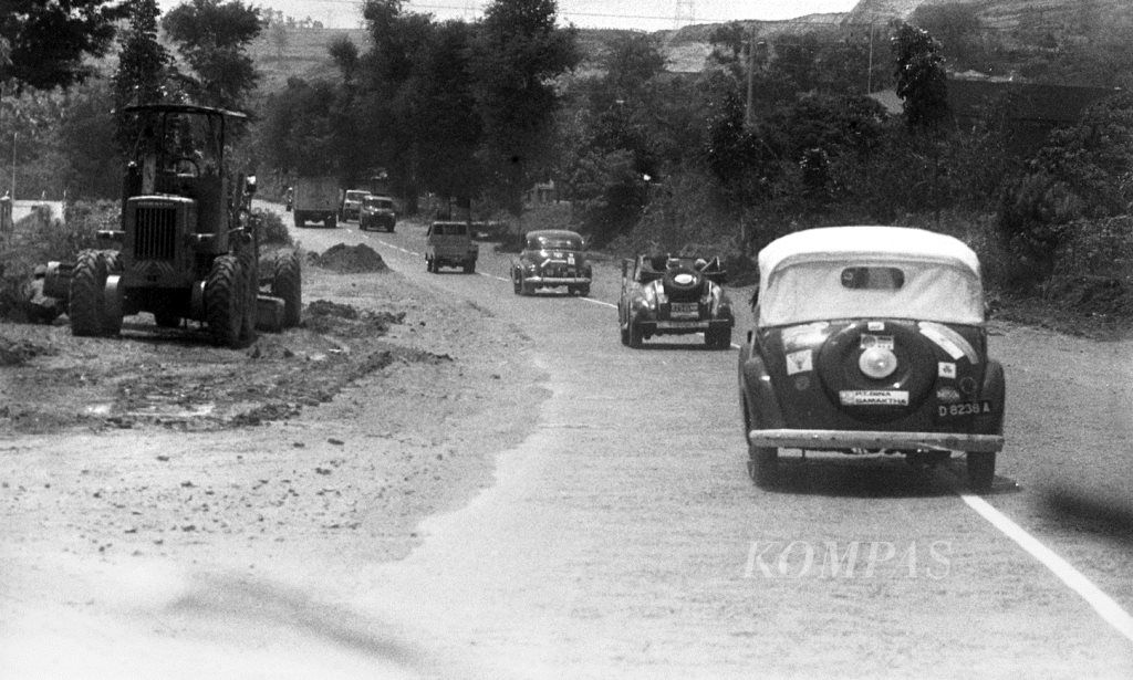 Peserta reli mobil kuno melintasi rute Semarang-Jakarta, Minggu (5/10/1980).