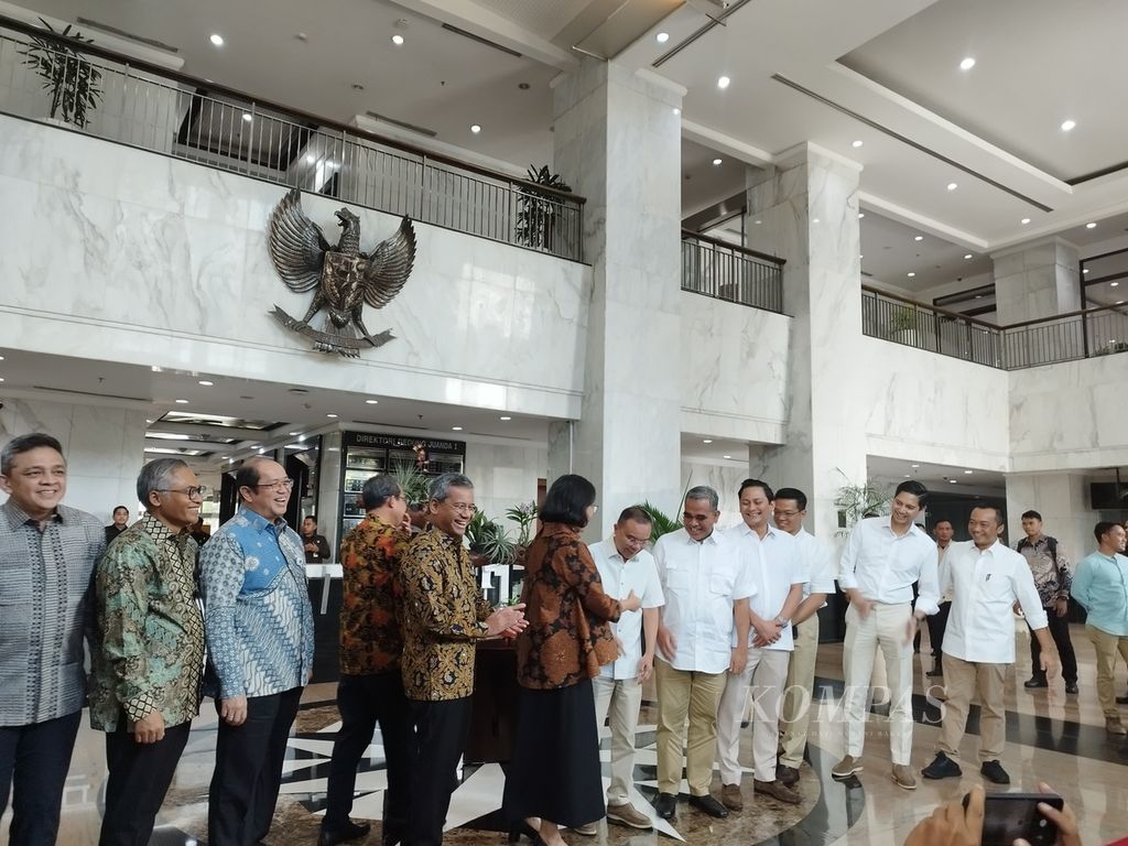 Tim Gugus Tugas Sinkronisasi Prabowo-Gibran berfoto bersama jajaran Kementerian Keuangan di Kantor Pusat Kementerian Keuangan, di Jakarta, Jumat (31/5/2024).