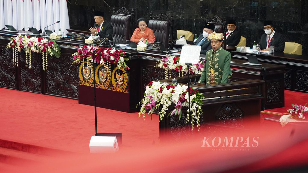 Presiden Joko Widodo saat menyampaikan pidato kenegaraan dalam Sidang Tahunan MPR/Sidang Bersama DPR dan DPD di Gedung Nusantara, Senayan, Jakarta, Selasa (16/8/2022). 