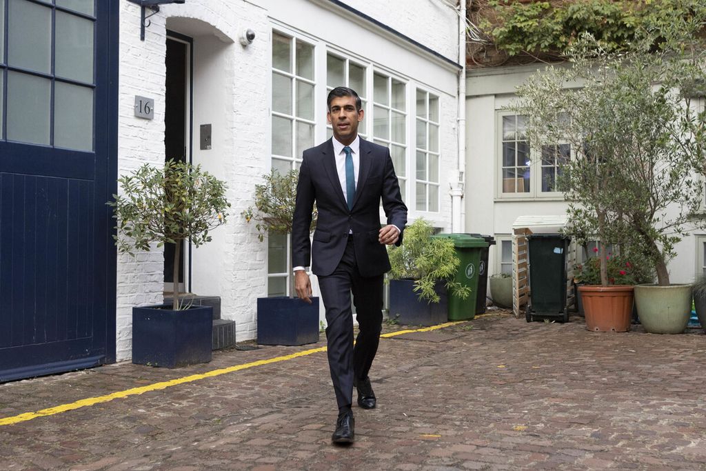 Mantan Menteri Keuangan Inggris Rishi di halaman rumahnya di London pada 21 Oktober 2022. Pada 24 Oktober 2022, ia dipastikan terpilih sebagai Ketua Umum Partai Konservatif Inggris dan selanjutnya akan ditetapkan sebagai Perdana Menteri Inggris. 