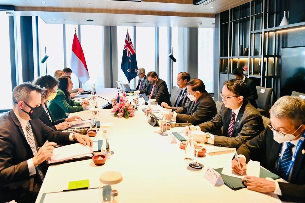 Presiden Joko Widodo saat bertemu secara bilateral dengan Perdana Menteri Selandia Baru Jacinda Ardern di Hotel Kimpton Maa-Lai, Bangkok, Jumat (18/11/2022).