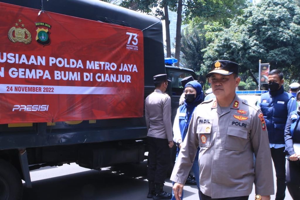 Kapolda Metro Jaya Inspektur Jenderal Fadil Imran melepas pengiriman bantuan kemanusiaan untuk korban gempa Cianjur, Jawa Barat, Kamis (24/11/2022).