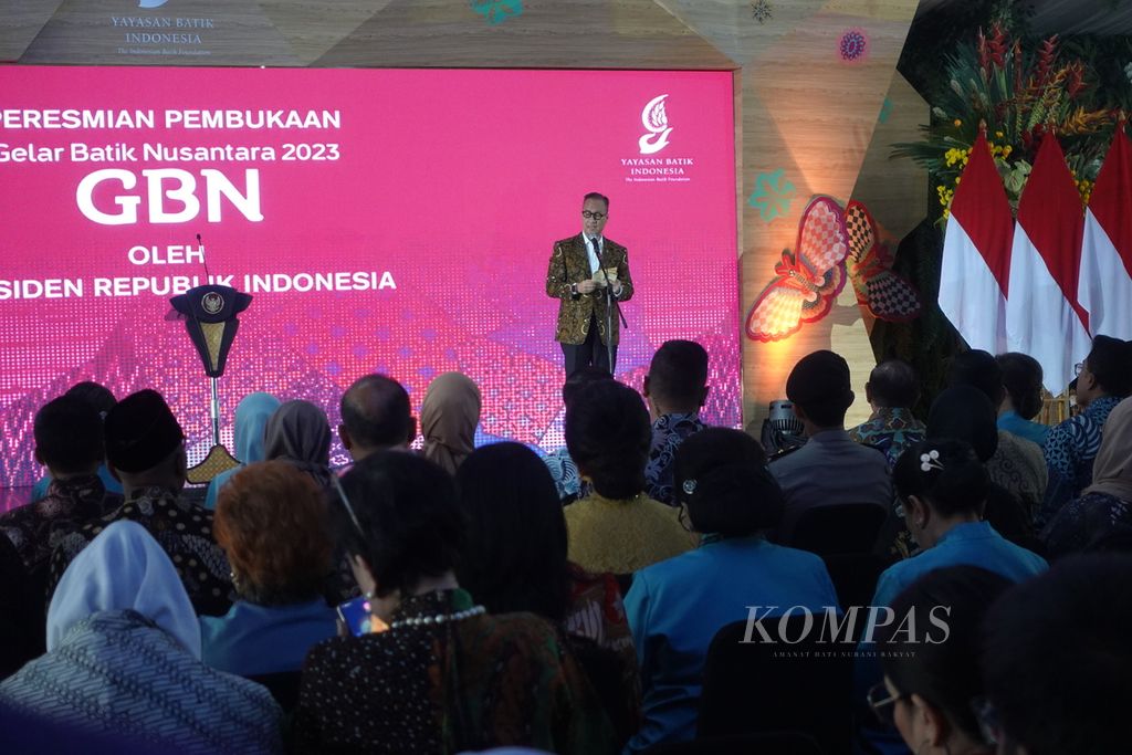 Menteri Perindustrian Agus Gumiwang Kartasasmita saat menyampaikan laporan pada Peresmian Pembukaan Gelar Batik Nusantara di Senayan Park, Jakarta, Rabu (2/8/2023).