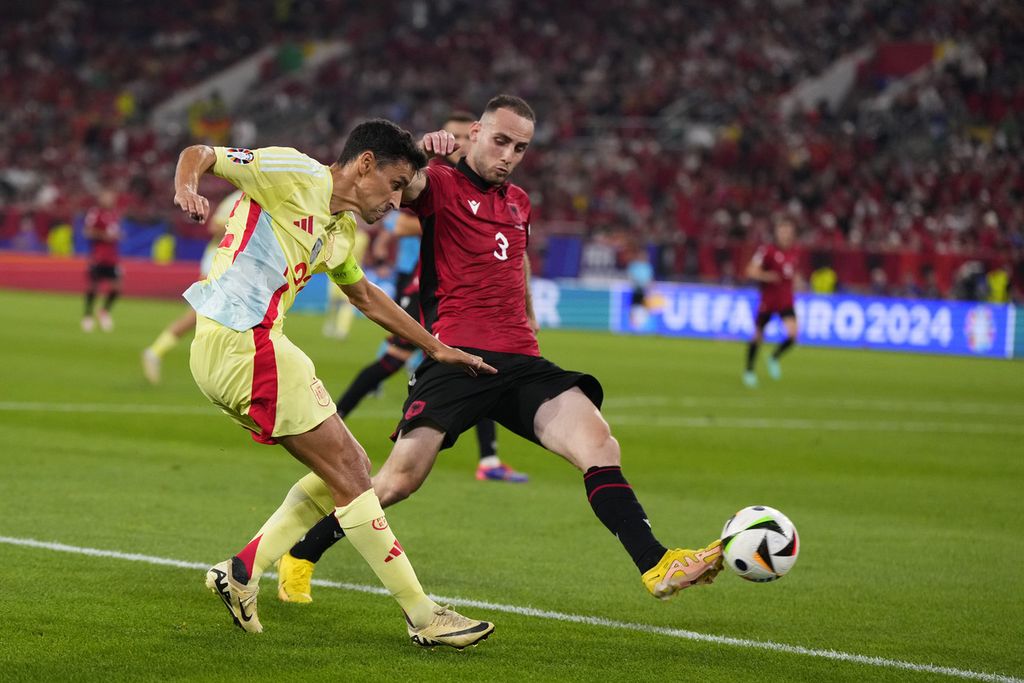 Bek Spanyol Jesus Navas menendang bola saat dibayangi bek Albania Mario Mitaj dalam pertandingan Grup B Piala Eropa 2024 di Stadion Markus Spiel Arena, Duesseldorf, Selasa (25/6/2024) dini hari WIB. 