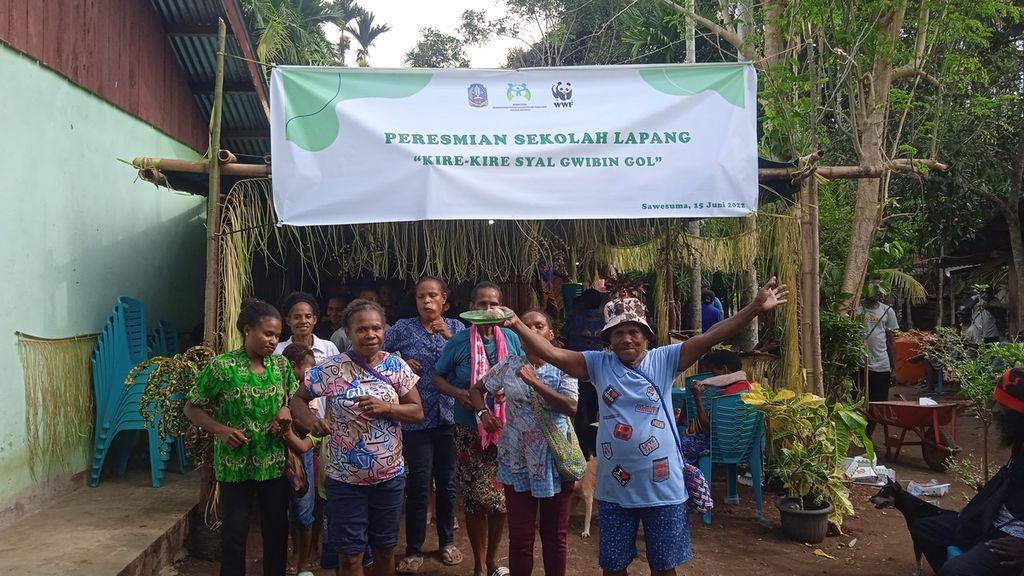 Warga bersukacita dan menari untuk menyambut peresmian Sekolah Lapang Kire-Kire Syal Gwibin Gol untuk Kelompok Perempuan Adat Ingger Wewal di Kampung Sawesuma, Kabupaten Jayapura, Papua, pada 15 Juli 2022.