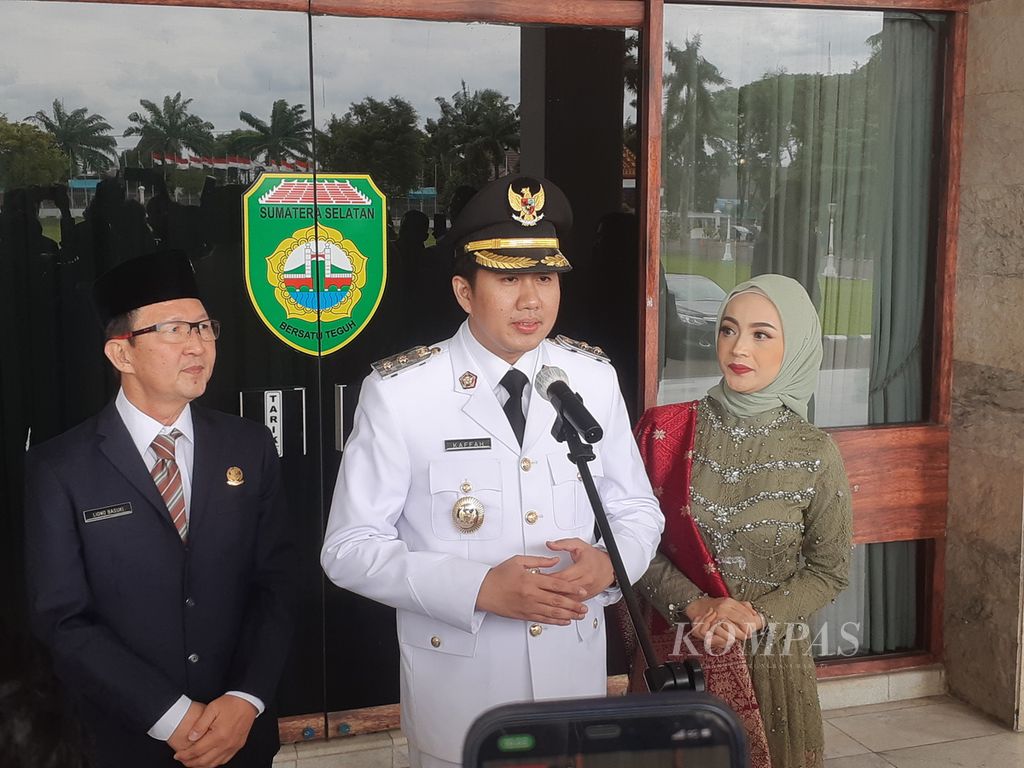 Wakil Bupati Muara Enim Ahmad Usmarwi Kaffah memberikan keterangan pers setelah dilantik oleh Gubernur Sumatera Selatan Herman Deru, Rabu (25/1/2023). Sejumlah pekerjaan rumah menanti, seperti membenahi infrastruktur dan meningkatkan kesejahteraan masyarakat.