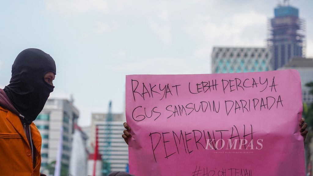 Salah satu poster yang dibawa mahasiswa dari BEM Nusantara ketika menggelar aksi di sekitar kawasan Patung Kuda, Jakarta, menolak rencana pemerintah menaikkan bahan bakar minyak bersubsidi, Kamis (1/9/2022). 
