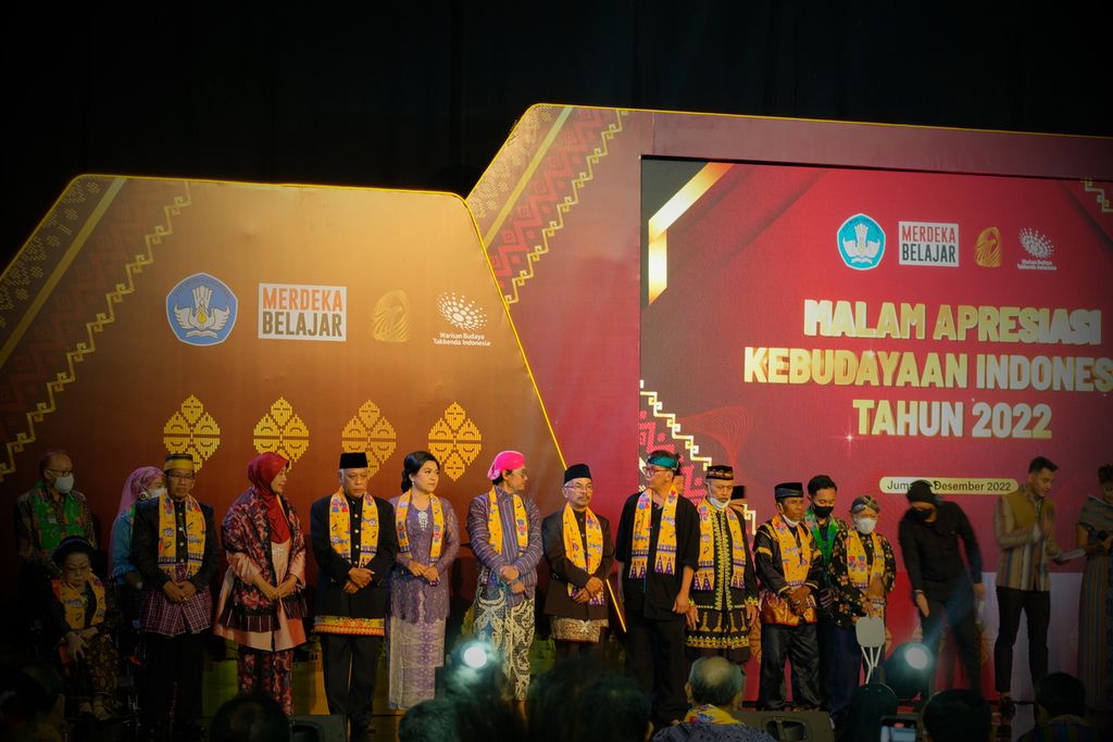 Sebanyak 29 pekerja seni dan budaya menerima penghargaan Anugerah Kebudayaan Indonesia 2022 di Jakarta, Jumat (9/12/2022). Lima orang menerima Gelar Tanda Kehormatan dari Presiden Joko Widodo. Sebanyak 24 orang lain menerima penghargaan dari Mendikbudristek Nadiem Anwar Makarim.