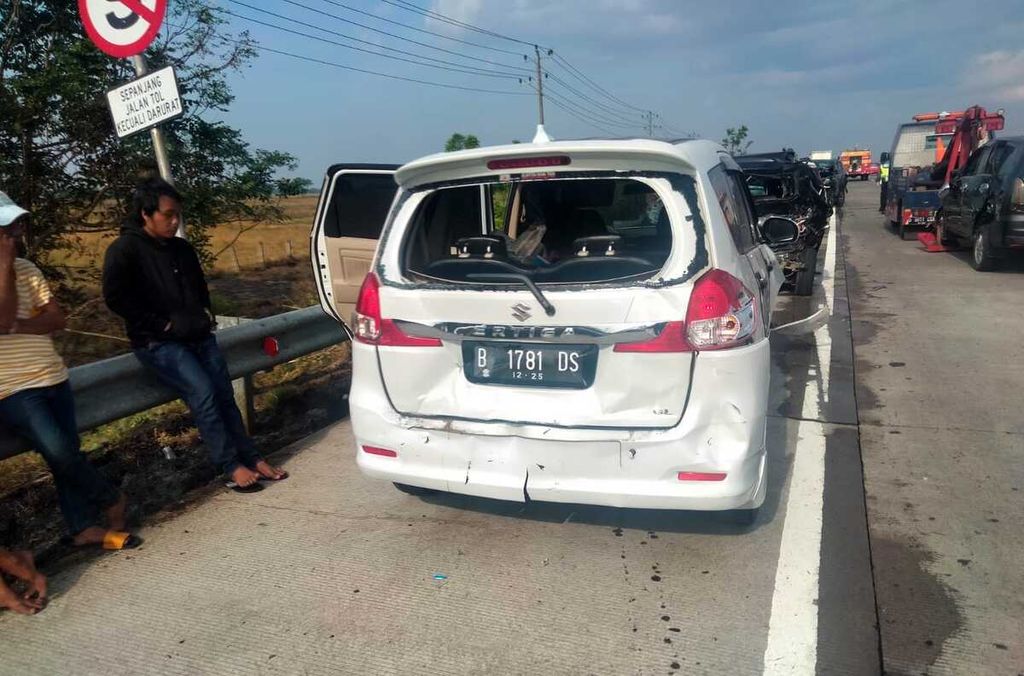 Kondisi kendaraan yang terlibat kecelakaan di jalan tol ruas Pejagan-Pemalang Kilometer 253, Kabupaten Brebes, Jawa Tengah, Minggu (18/9/2022). Dalam kejadian yang dipicu oleh jarak pandang terbatas akibat akivitas pembakaran rumput di pinggir jalan itu, 13 kendaraan terlibat. Sekitar 19 orang luka-luka dan satu orang dilaporkan meninggal dunia. 