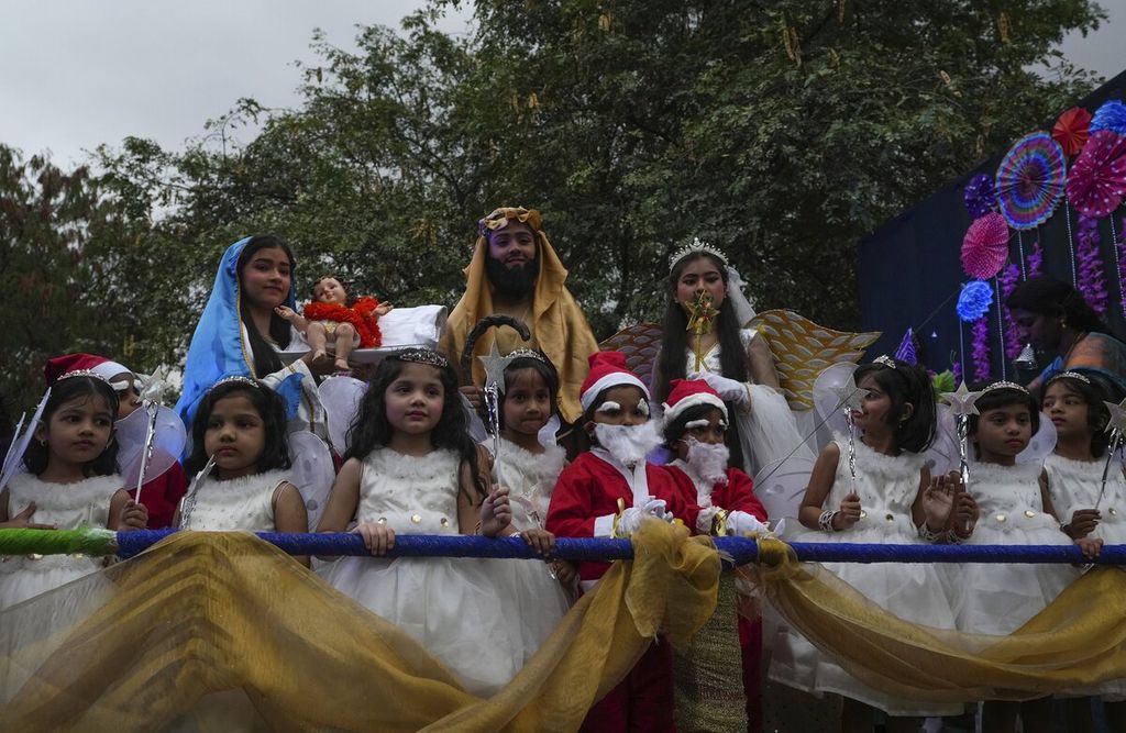 School children dressed as angels and Santa participate in a procession marking Christmas celebrations in Hyderabad, India, Tuesday, Dec. 13, 2022. (AP Photo/Mahesh Kumar A.) Siswa sekolah yang berpakaian seperti malaikat dan Sinterklas mengikuti prosesi perayaan Natal di Hyderabad, India, Selasa (13/12/2022).