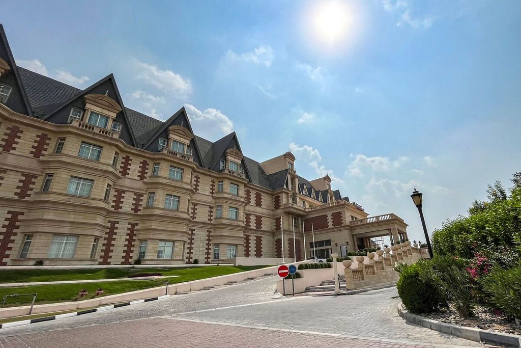 Suasana Hotel Butik Al-Aziziyah do Doha, Qatar, yang menjadi markas timnas Qatar pada Piala Dunia 2022 (15/10/2022). Pembangunan hotel, gedung, stadion, dan berbagai sarana lain saat Piala Dunia akan memengaruhi kualitas lingkungan hidup. 