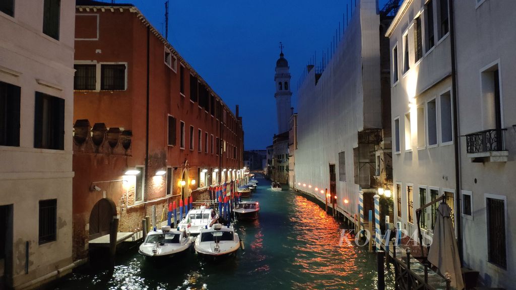 Suasana senja di salah satu kanal di Venesia, Italia, Kamis (7/11/2019).