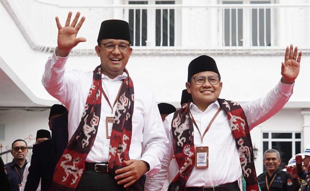 Pasangan bakal calon presiden dan bakal calon wakil presiden Anies Baswedan dan Muhaimin Iskandar tiba di Kantor Komisi Pemilihan Umum, Jakarta, Kamis (19/10/2023). Pasangan Anies-Muhaimin mendaftarkan diri sebagai capres-cawapres dalam Pemilu 2024. 