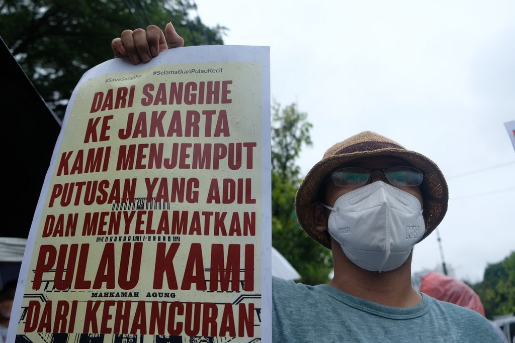 Massa aksi membawa poster penolakan tambang emas di Pulau Sangihe di depan gedung Mahkamah Agung, Jakarta Pusat, Kamis (17/11/2022).