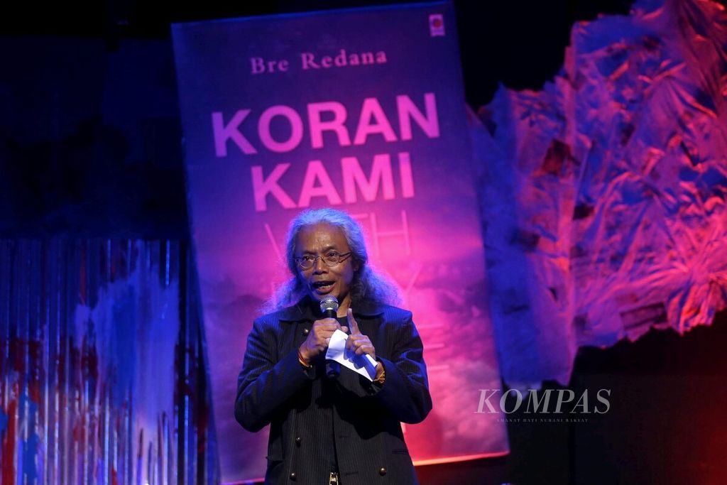 Wartawan senior Kompas Bre Redana memberi sambutan saat acara pamit pensiun sekaligus peluncuran novelnya berjudul <i>Koran Kami with Lucy in The Sky</i> di Bentara Budaya, Jakarta, Rabu (29/11/2017). 