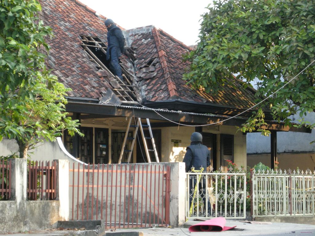 Petugas Gegana dari Mabes Polri dan Brimob Polda Sumsel memeriksa sebuah rumah kontrakan di Jalan Papera Nomor 2110, Kelurahan 20 Ilir RT I Kota Palembang. Rabu (2/7/2008). Petugas menemukan 20 bom, 16 di antaranya siap ledak, serta puluhan kilogram bahan peledak yang disembunyikan di plafon rumah tersebut. 