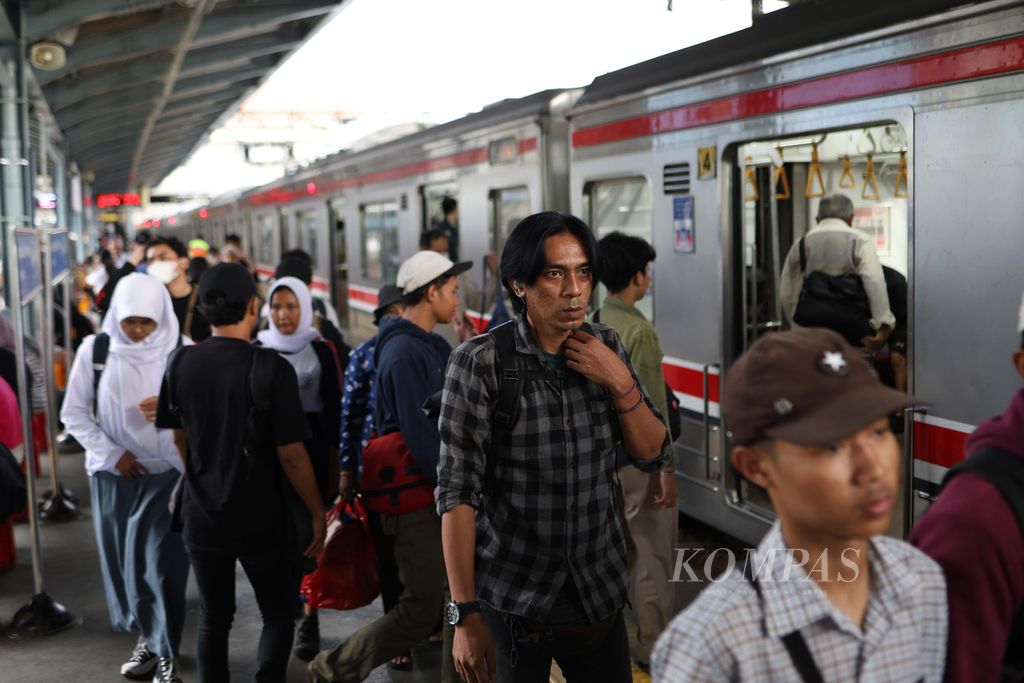 Warga berjalan di Stasiun Tanah Abang, Jakarta, Jumat (26/4/2024). 