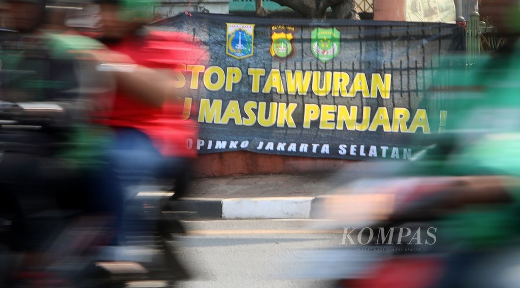 Spanduk berisi peringatan untuk menghentikan tawuran serta ancaman hukuman bagi pelaku tawuran terpasang di pagar taman di Jalan Sultan Agung, Jakarta Selatan, Senin (9/12/2019). 