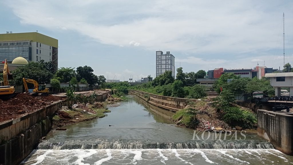 Kondisi di sekitar proyek infrastruktur pengendalian banjir sodetan Kali Ciliwung-Kanal Banjir Timur di Cipinang Besar Selatan, Kecamatan Jatinegara, Jakarta Timur, Minggu (15/1/2023).
