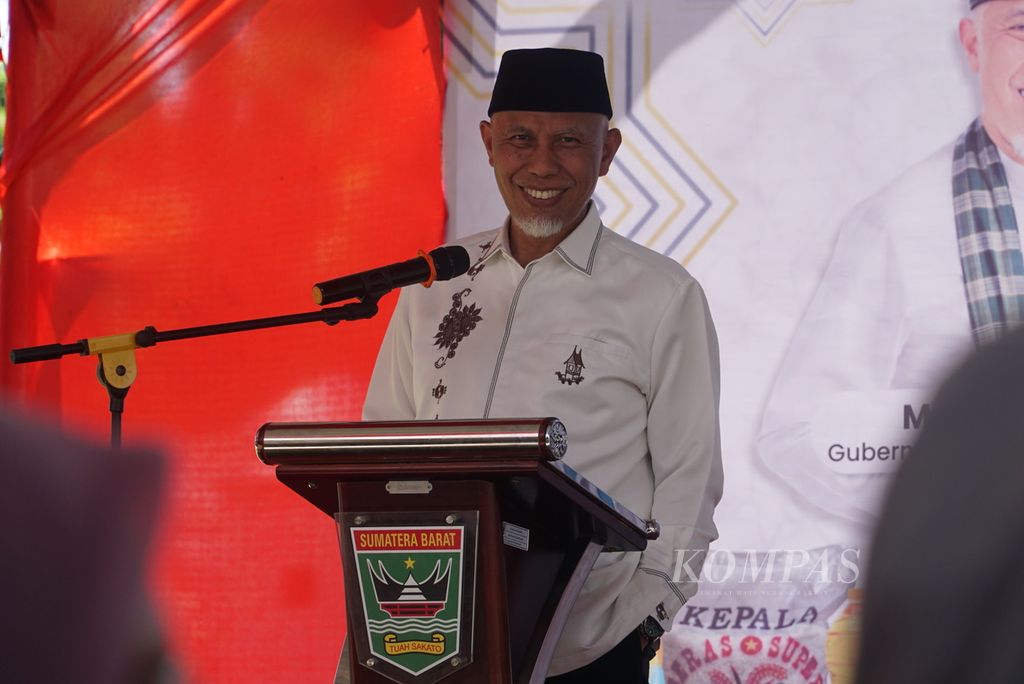 Gubernur Sumatera Barat (Sumbar) Mahyeldi berbicara di salah satu kegiatan di Kota Padang, Sumbar, Selasa (11/4/2023).