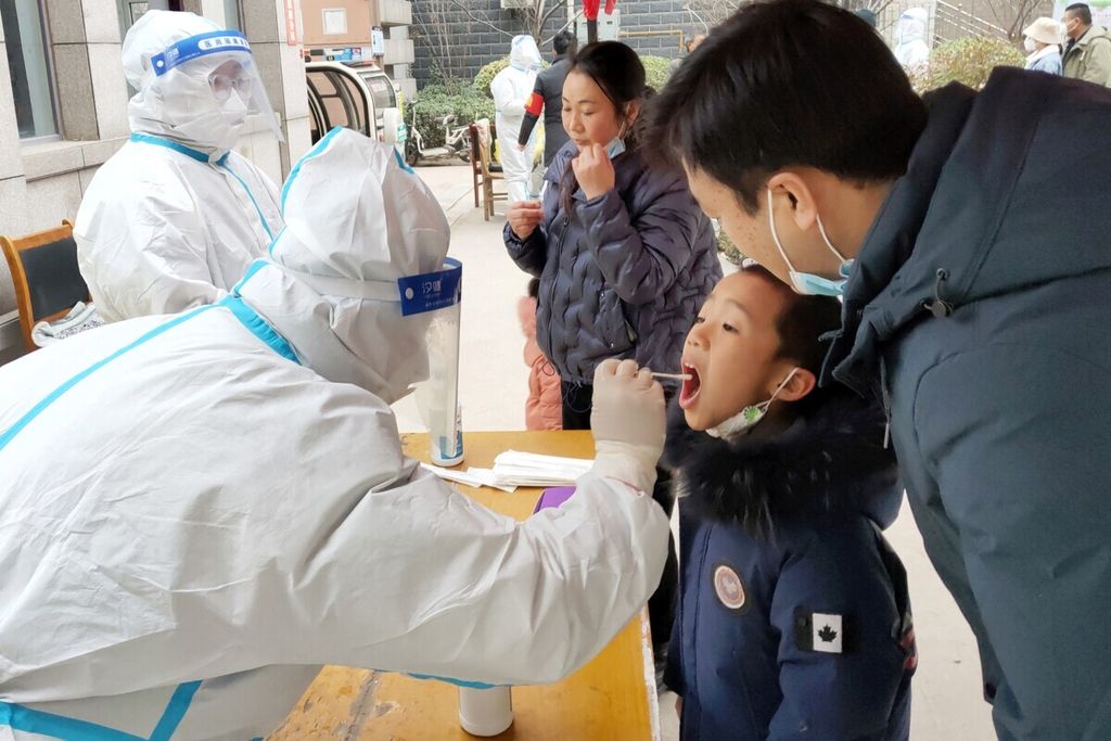 Seorang anak menjalani tes usap PCR Covid-19 di Provinsi Henan, China (12/1/2022). China kembali melakukan tes massal untuk mengantisipasi lonjakan kasus korona akibat varian Omicron.