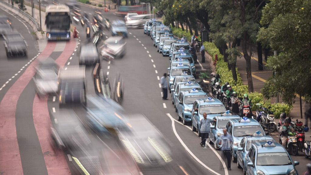 Para pengendara taksi dan ojek daring menunggu penumpang di Jalan Gatot Subroto, Senayan, Jakarta, Kamis (9/4/2020). 