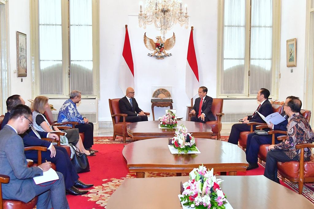 Microsoft will expand its investment in Indonesia. This was announced by Microsoft CEO Satya Nadella during his meeting with President Joko Widodo at the Merdeka Palace in Jakarta on Tuesday morning, April 30th, 2024.