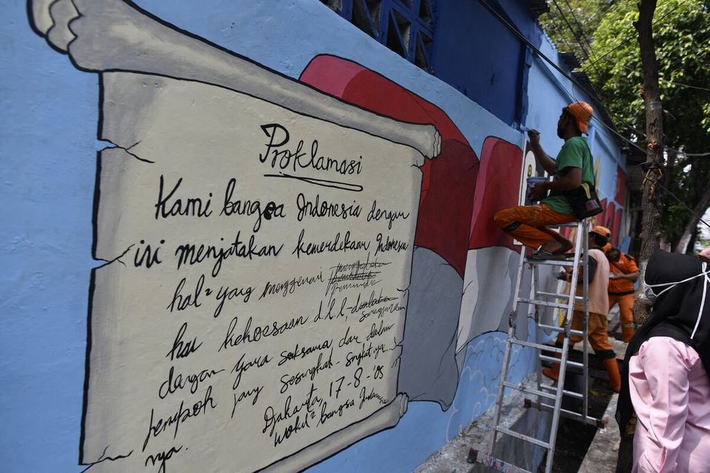 Teks proklamasi kemerdekaan tergambar pada mural yang sedang dikerjakan sejumlah petugas penanganan prasarana dan sarana umum di kawasan Kwitang, Jakarta Pusat, Senin (28/6/2021). Mural tersebut untuk menggelorakan semangat warga dalam menyambut HUT Ke-76 Kemerdekaan RI pada Agustus.
