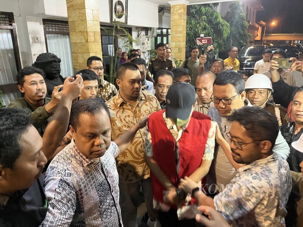 The General Manager of PT Antam UPBN Konawe Utara, Hendra Wijayanto, was detained by investigators from the Sultra Prosecutor's Office in relation to illegal mining activities in Mandiodo Block in Kendari, Sultra on Friday (23/6/2023) night. This illegal nickel ore mining and sales case involves many parties.