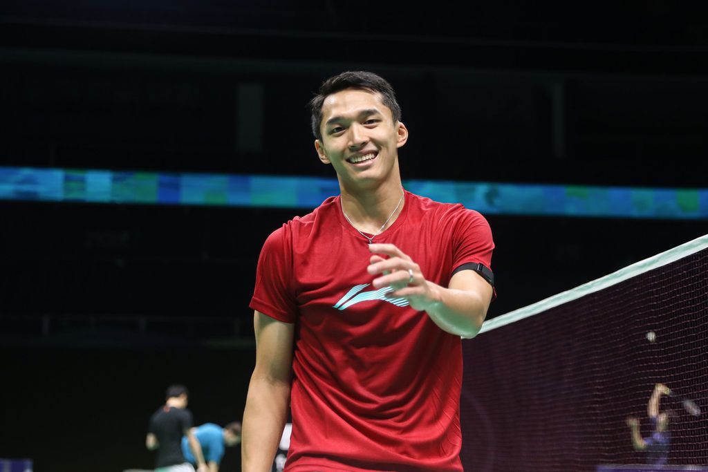 Jonatan Christie is practicing at Chengdu Hi Tech Zone Sports Center Gymnasium, Chengdu, China, on Thursday (25/4/2024). Indonesia will compete in the team championship of the Thomas and Uber Cup from April 27 to May 5, 2024.