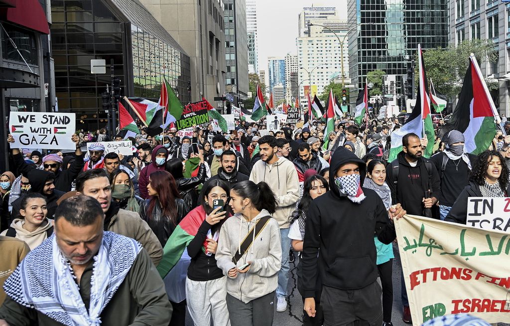 Warga melakukan protes untuk Palestina di Montreal, Kanada, Minggu (8/10/2023).
