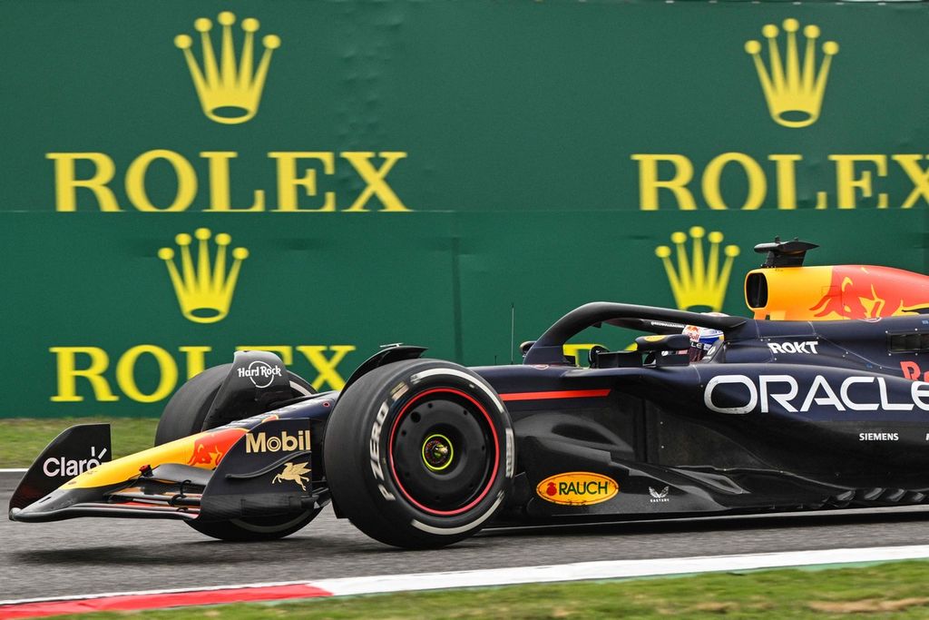 Pebalap tim Red Bull Racing, Max Verstappen, beraksi saat balapan Formula 1 seri China di Sirkuit Internasional Shanghai, China, Minggu (21/4/2024). Verstappen berhasil finis pertama dalam balapan itu. 
