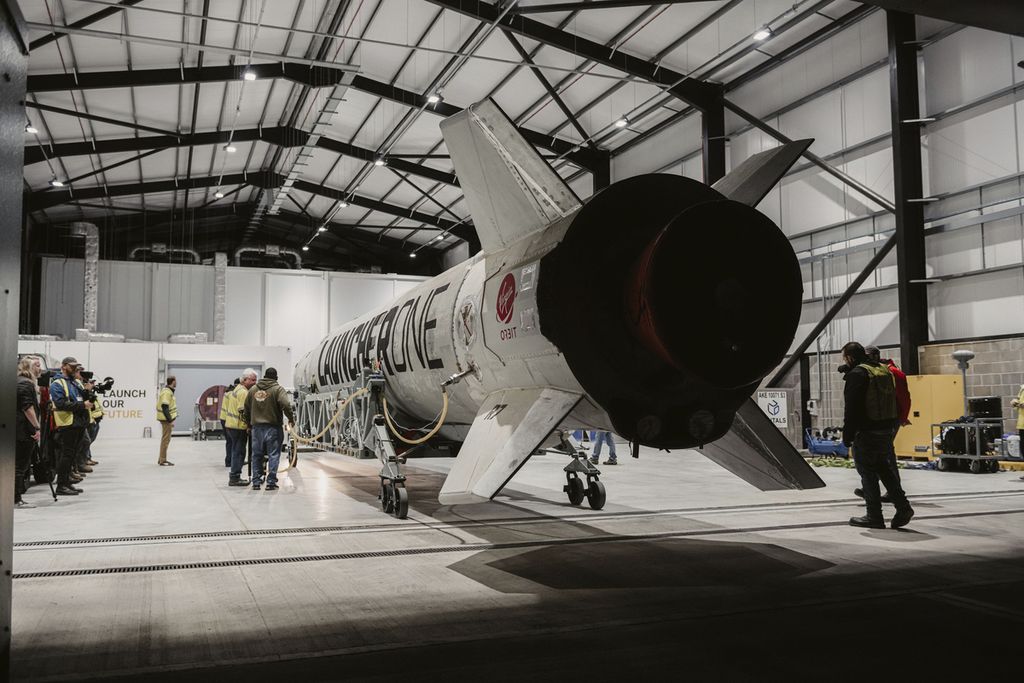 Foto tak bertanggal yang disediakan oleh Virgin Orbit pada Senin (9/1/2023) ini menunjukkan roket LauncherOne di Spaceport Cornwall, Bandara Cornwall, di Newquay, Inggris. Para teknisi sedang melakukan persiapan akhir untuk peluncuran satelit pertama dari Inggris. Pesawat penumpang yang dirancang ulang akan meluncurkan roket Virgin Orbit yang membawa beberapa satelit kecil ke luar angkasa. 