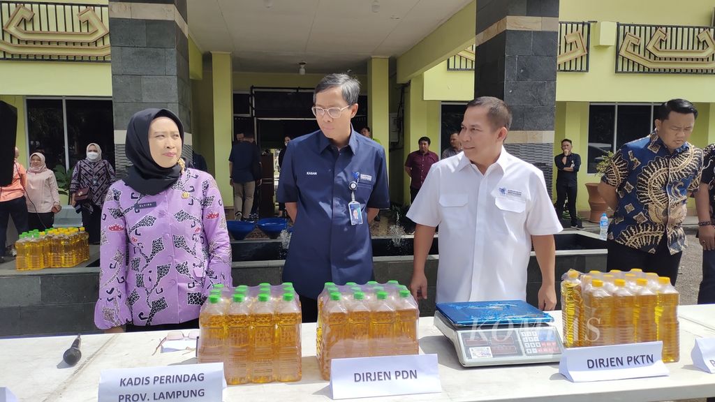 Kementerian Perdagangan bersama Satuan Tugas Pangan Provinsi Lampung menunjukkan 9.648 botol atau setara dengan 24,8 ton minyak goreng curah yang dikemas tanpa merek dan izin edar, Jumat (3/3/2023), di Bandar Lampung.