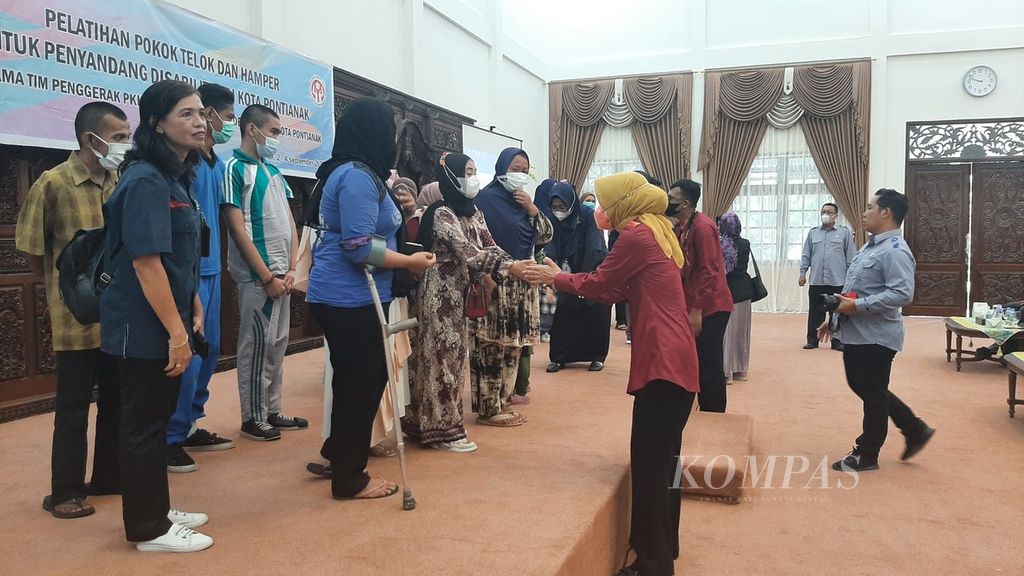 Sebanyak 30 difabel di Kota Pontianak, Kalimantan Barat, mengikuti pelatihan membuat kerajinan <i>pokok telok</i> dan hamper, Jumat (2/9/2022).