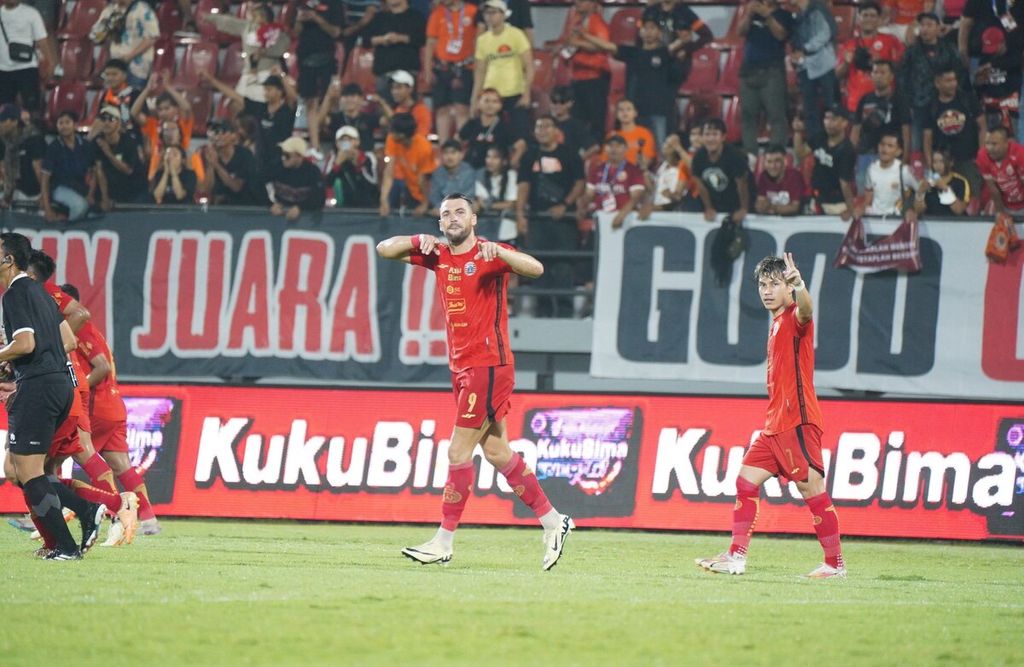 Pemain Persija Jakarta, Marko Simic (tengah) dan Ryo Matsumura (kanan), merayakan gol ke gawang Dewa United dalam laga lanjutan BRI Liga 1 2023/2024 di Stadion Kapten I Wayan Dipta, Gianyar, Sabtu (2/3/2024). Persija menang 4-1 pada laga itu. 
